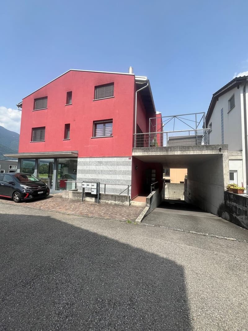 Casa rossa, spazio commerciale, Sant'Antonino (3)