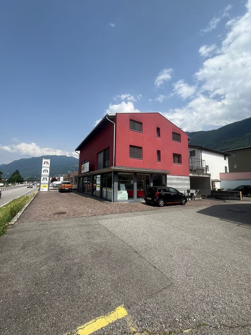 Casa rossa, spazio commerciale, Sant'Antonino (4)