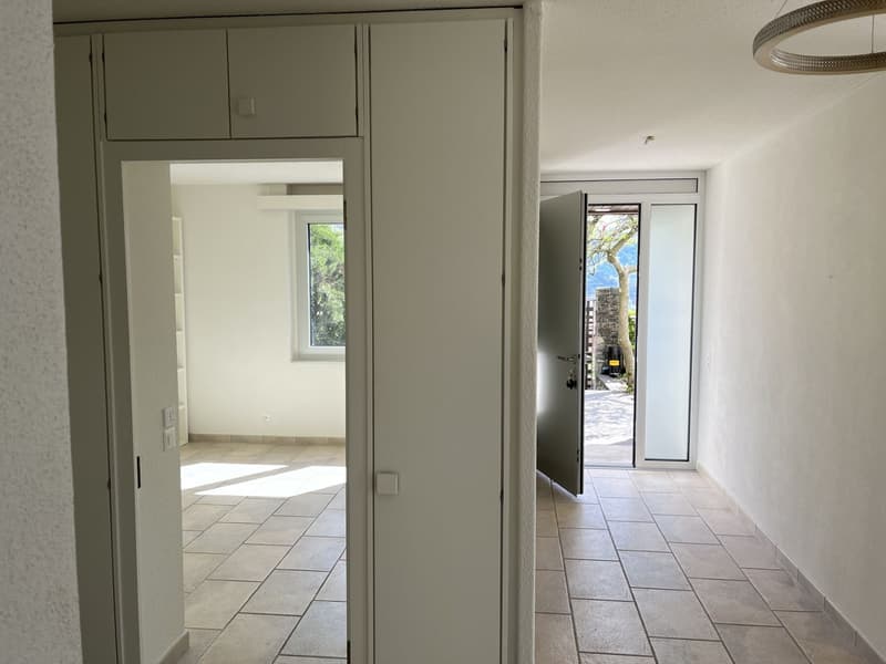 Esclusiva Villa con vista lago posteggi e vari confort. (16)