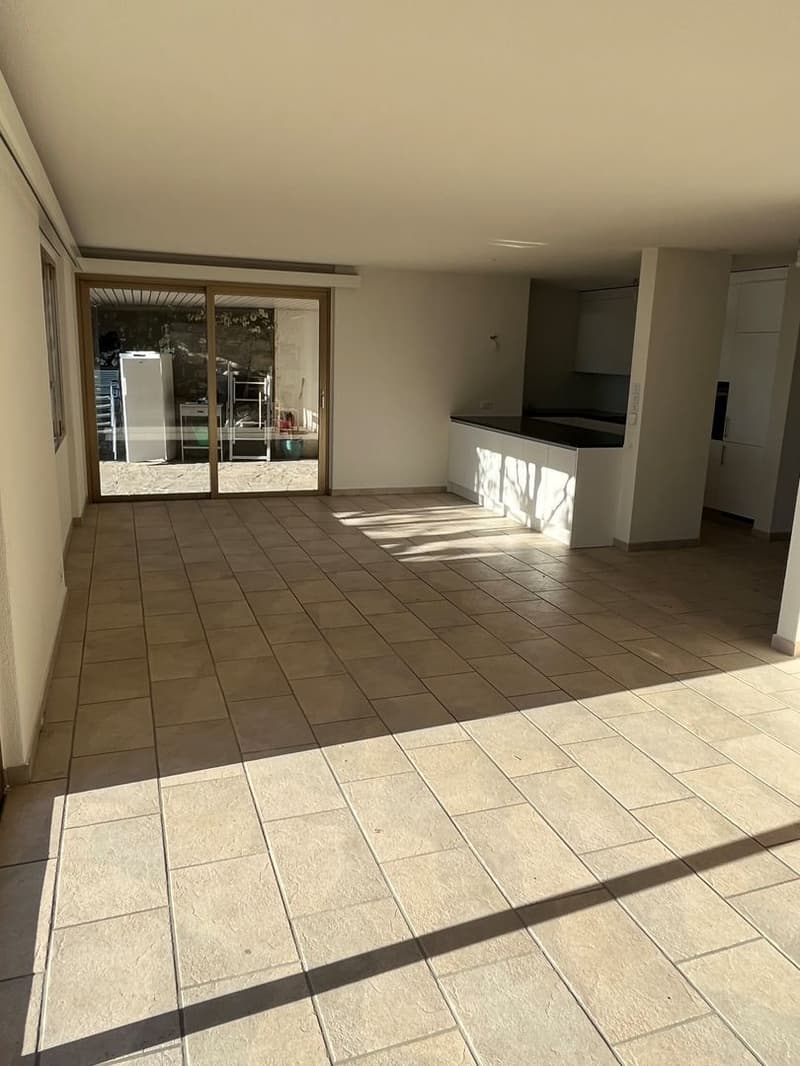 Esclusiva Villa con vista lago posteggi e vari confort. (17)