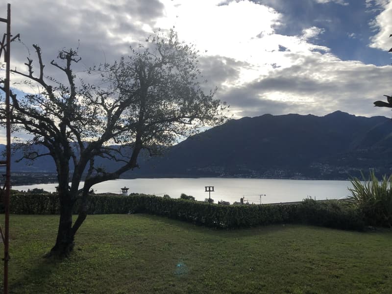 Esclusiva Villa con vista lago posteggi e vari confort. (3)