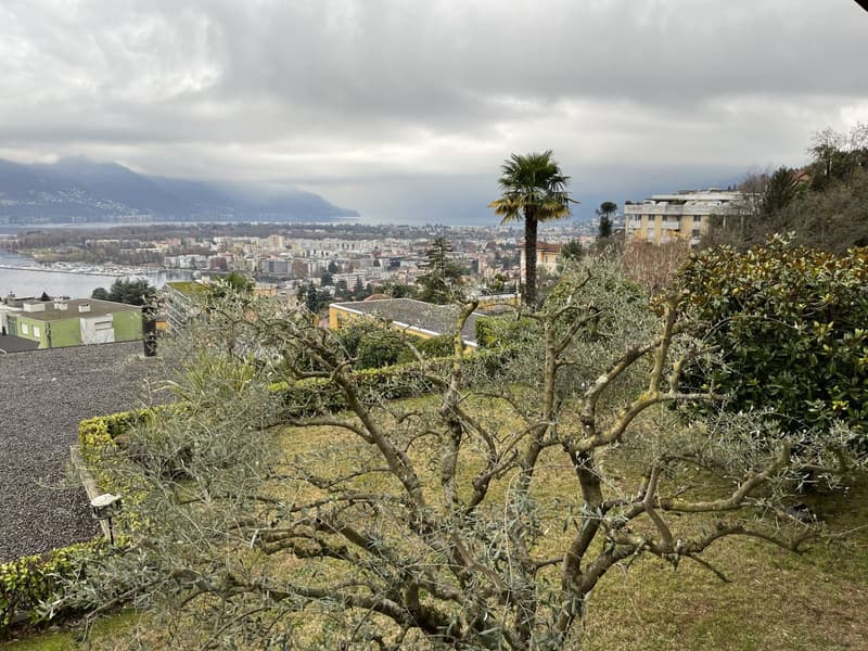 Esclusiva Villa con vista lago posteggi e vari confort. (6)