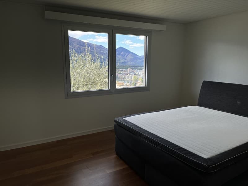 Esclusiva Villa con vista lago posteggi e vari confort. (10)