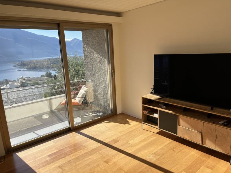 Esclusiva Villa con vista lago posteggi e vari confort. (11)