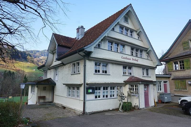 Ensemble mit Gasthaus, 2 Wohnungen & Scheune in Nesslau - kaufen (11)