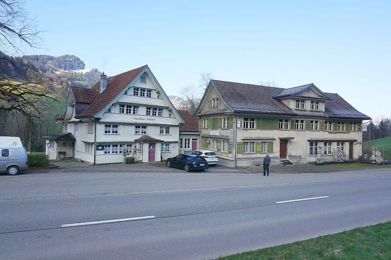 Ensemble mit Gasthaus, 2 Wohnungen & Scheune in Nesslau - kaufen (9)