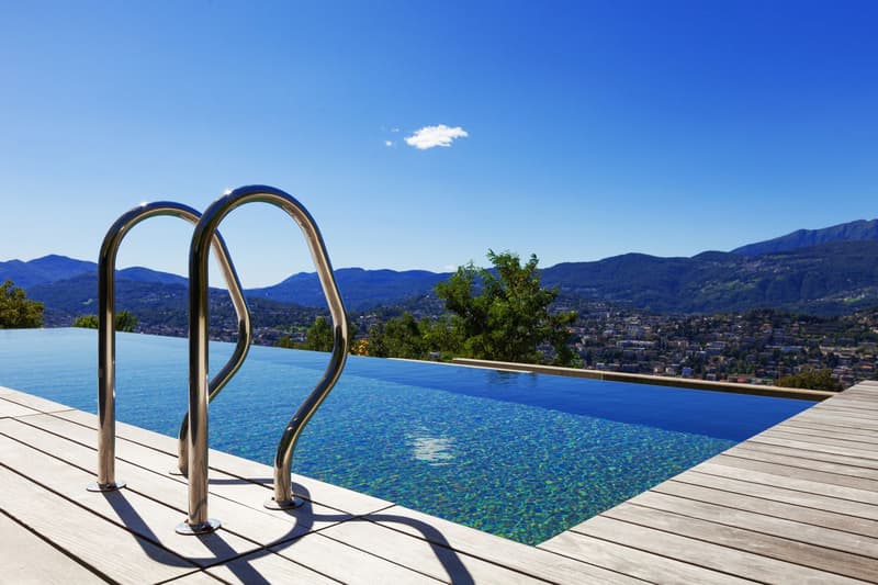 LUSSUOSA VILLA CON STUPENDA VISTA LAGO E INFINITY POOL (8)