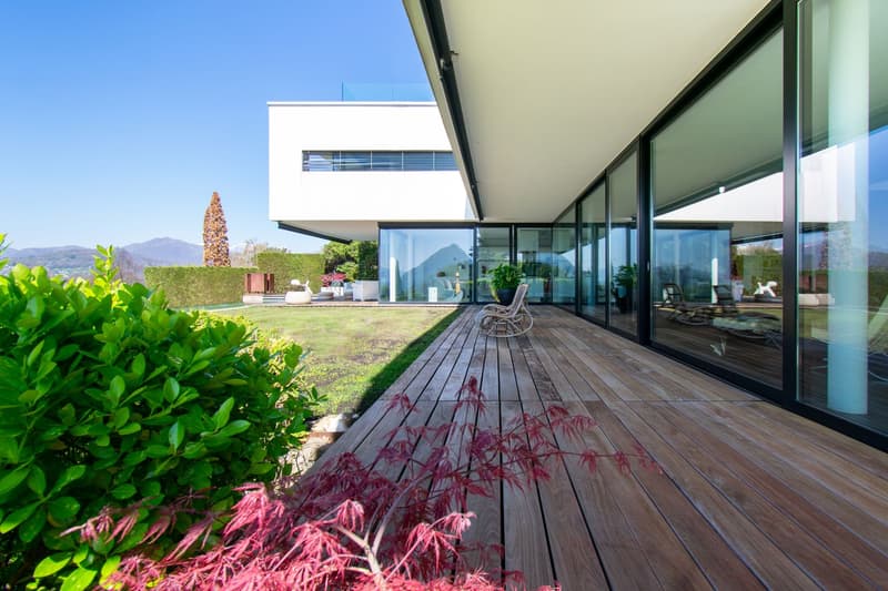 LUSSUOSA VILLA CON STUPENDA VISTA LAGO E INFINITY POOL (16)