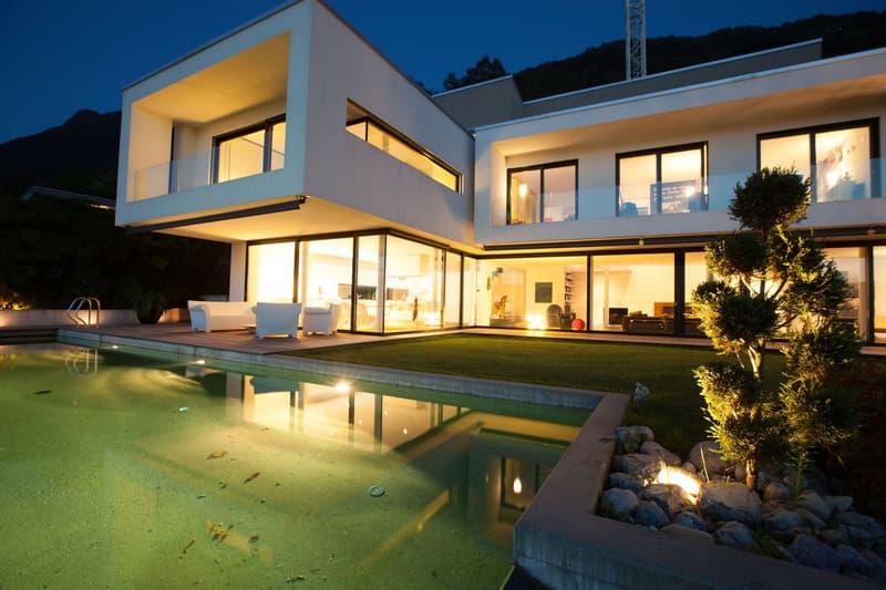 LUSSUOSA VILLA CON STUPENDA VISTA LAGO E INFINITY POOL (4)