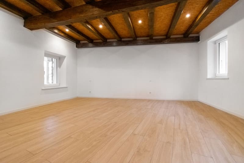 AFFASCINANTE CASA DI NUCLEO CON GRANDE GIARDINO E LOGGIATO (4)