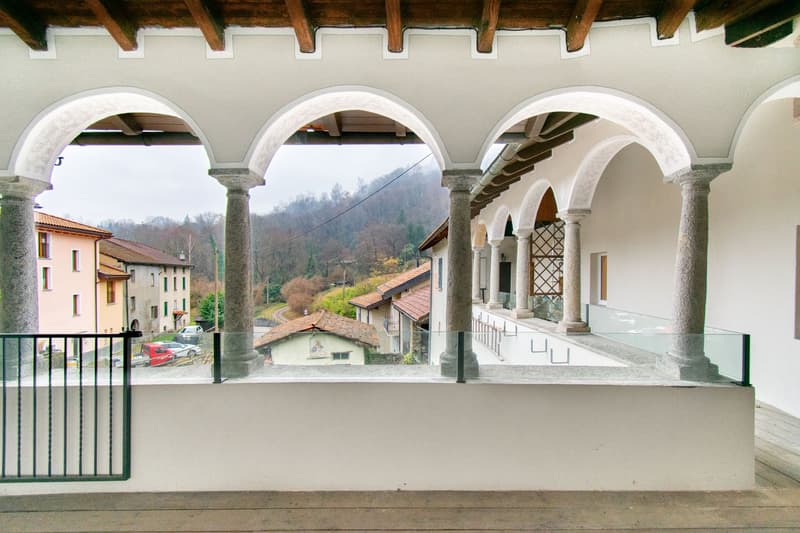 AFFASCINANTE CASA DI NUCLEO CON GRANDE GIARDINO E LOGGIATO (10)