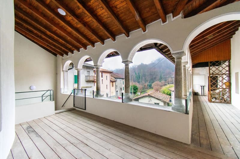 AFFASCINANTE CASA DI NUCLEO CON GRANDE GIARDINO E LOGGIATO (11)