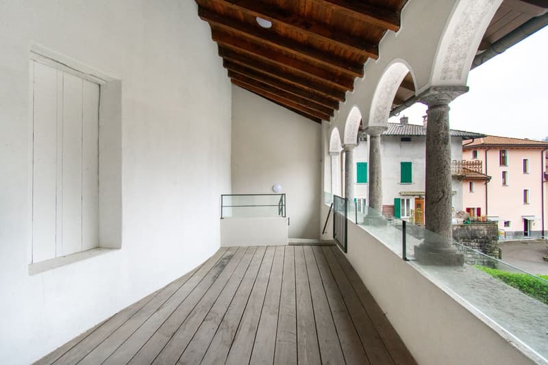 AFFASCINANTE CASA DI NUCLEO CON GRANDE GIARDINO E LOGGIATO (12)