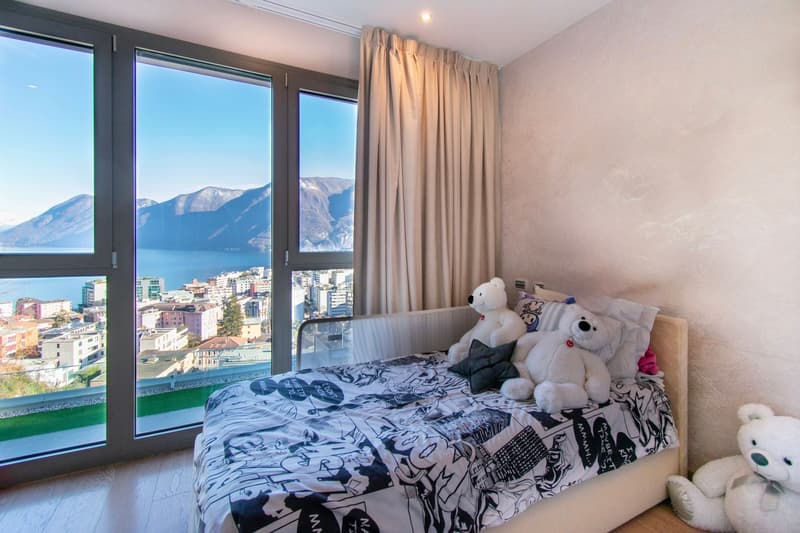 EXCLUSIVE VILLA AVEC PISCINE ET VUE SPECTACULAIRE SUR LE LAC (13)
