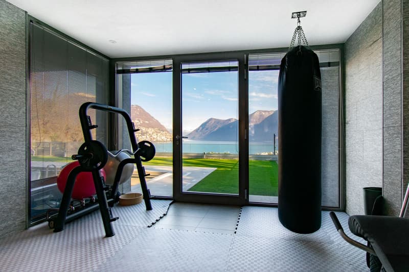 EXCLUSIVE VILLA AVEC PISCINE ET VUE SPECTACULAIRE SUR LE LAC (11)