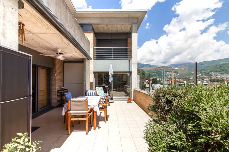 AMPIA E LUMINOSA CASA UNIFAMILIARE CON VISTA LAGO (9)