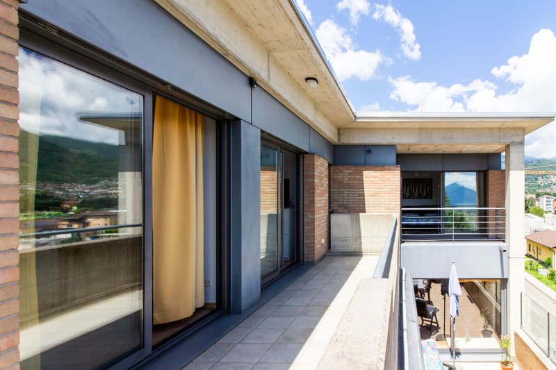 AMPIA E LUMINOSA CASA UNIFAMILIARE CON VISTA LAGO (19)