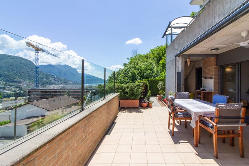 AMPIA E LUMINOSA CASA UNIFAMILIARE CON VISTA LAGO (8)