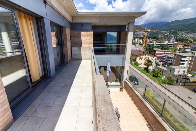 AMPIA E LUMINOSA CASA UNIFAMILIARE CON VISTA LAGO (18)