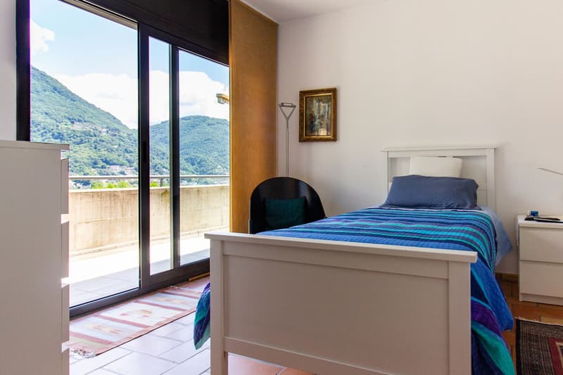 AMPIA E LUMINOSA CASA UNIFAMILIARE CON VISTA LAGO (16)