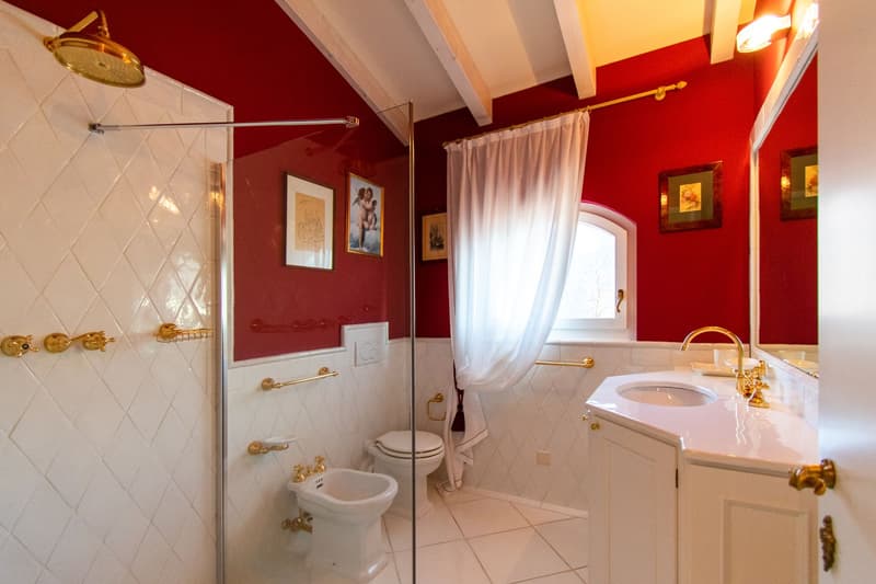 LUSSUOSA VILLA CON PISCINA E STUPENDA VISTA LAGO (10)