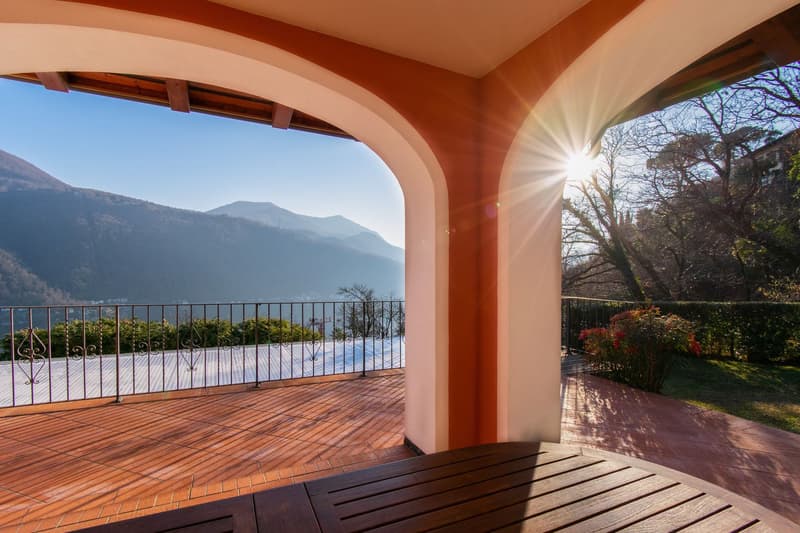 LUSSUOSA VILLA CON PISCINA E STUPENDA VISTA LAGO (15)