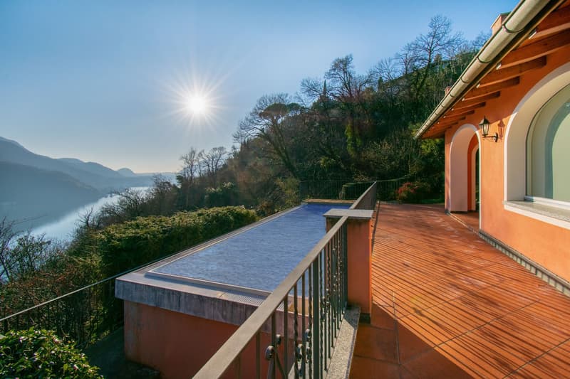 LUSSUOSA VILLA CON PISCINA E STUPENDA VISTA LAGO (16)