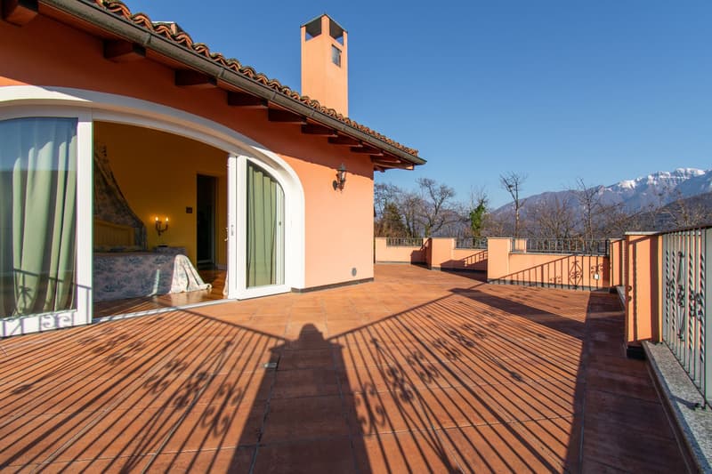 LUSSUOSA VILLA CON PISCINA E STUPENDA VISTA LAGO (13)