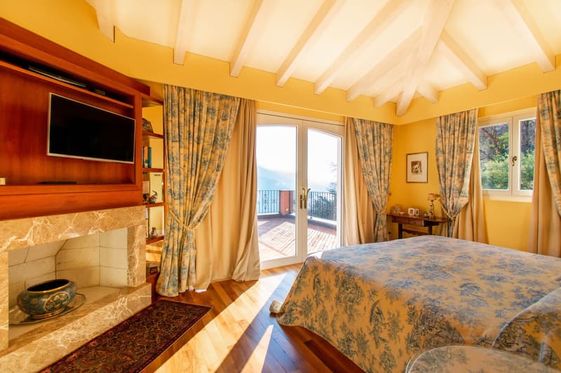 LUSSUOSA VILLA CON PISCINA E STUPENDA VISTA LAGO (11)