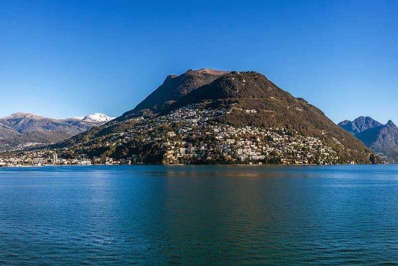 LUSSUOSA PROPRIETÀ CON MAGNIFICA VISTA LAGO (2)