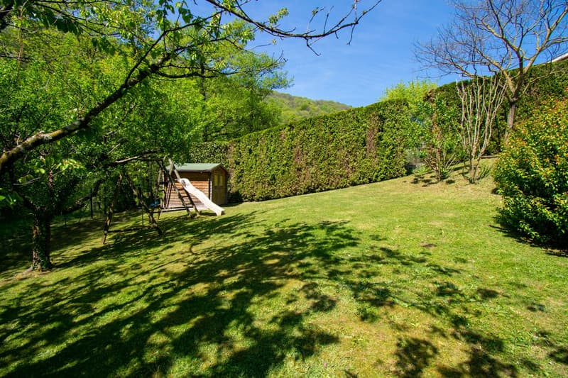 VILLA UNIFAMILIARE IMMERSA NEL VERDE CON PISCINA E AMPIO GIARDINO (12)