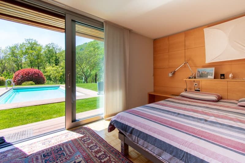 VILLA UNIFAMILIARE IMMERSA NEL VERDE CON PISCINA E AMPIO GIARDINO (9)