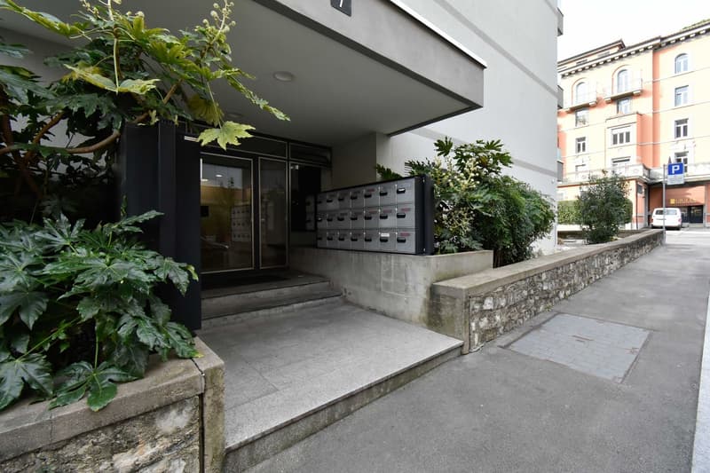 2.5 LOCALI CON AMPIO BALCONE IN POSIZIONE CENTRALE (7)