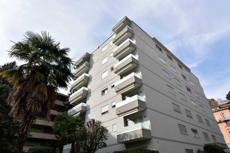 2.5 LOCALI CON AMPIO BALCONE IN POSIZIONE CENTRALE (6)