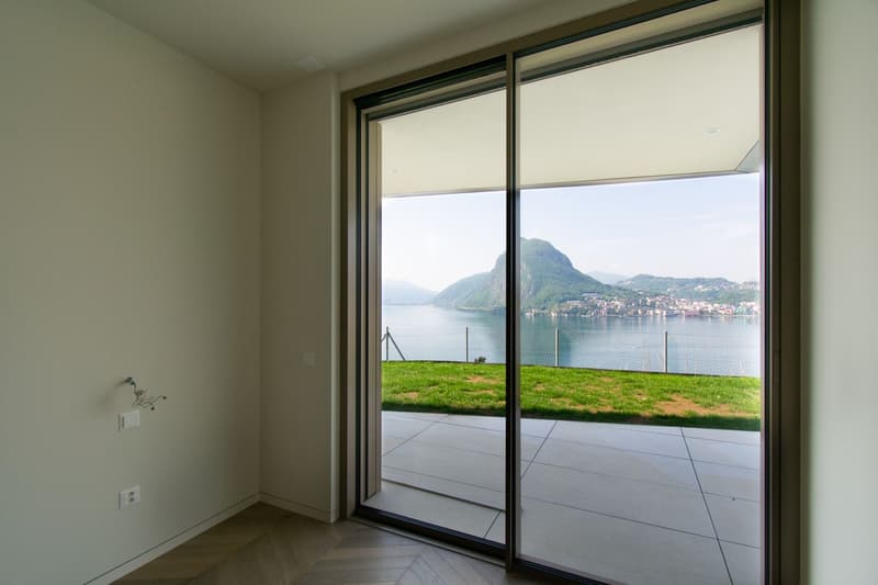 LUSSUOSO APPARTAMENTO CON GIARDINO PANORAMICO E VISTA LAGO (10)