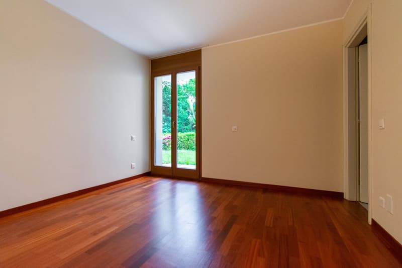 RAFFINATO APPARTAMENTO 4.5 CON GIARDINO IMMERSO NEL VERDE (7)