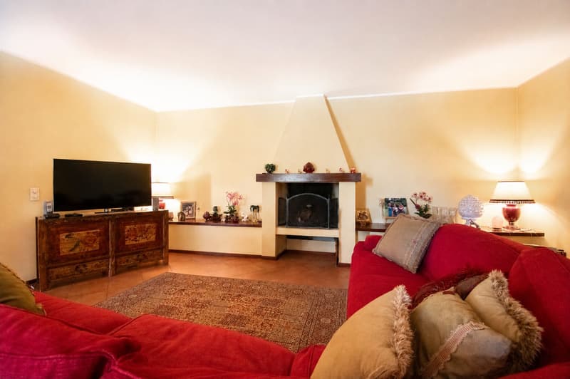 ELEGANTE VILLA UNIFAMILIARE CON AMPIO GIARDINO E TERRAZZE PANORAMICHE (4)