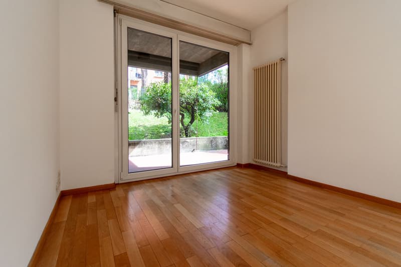 COMODO MONOLOCALE CON BALCONE E GIARDINO (2)