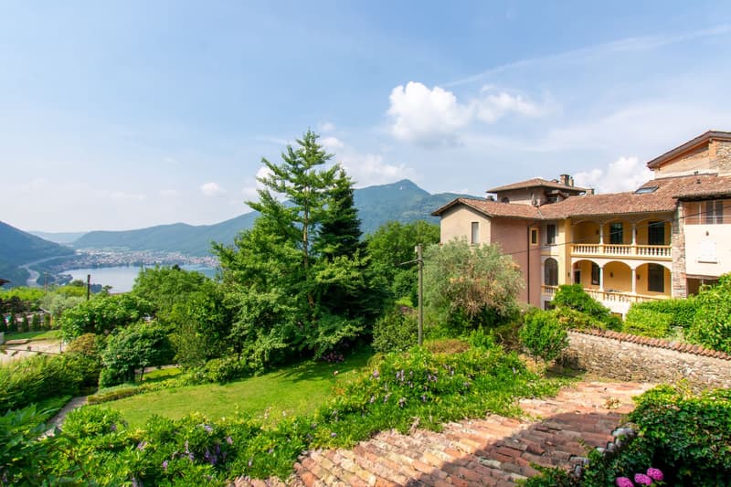 PROPRIETÀ DI CHARME CON AMPIO GIARDINO E VISTA LAGO (11)