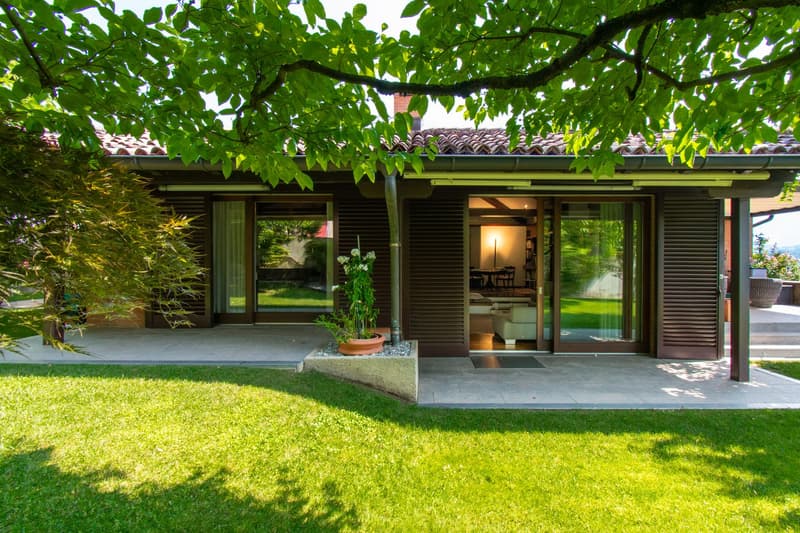 VILLA DAI VOLUMI RICERCATI E CURATO GIARDINO (13)