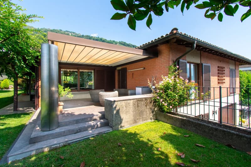 VILLA DAI VOLUMI RICERCATI E CURATO GIARDINO (11)