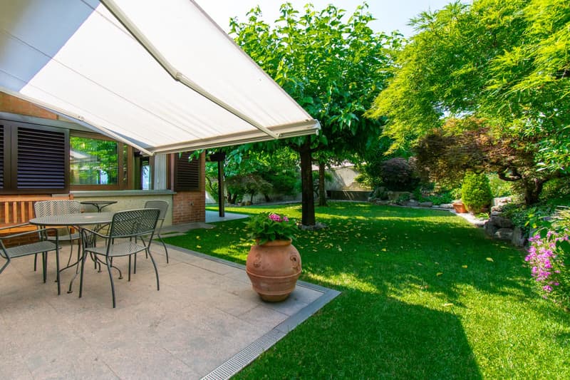 VILLA DAI VOLUMI RICERCATI E CURATO GIARDINO (12)