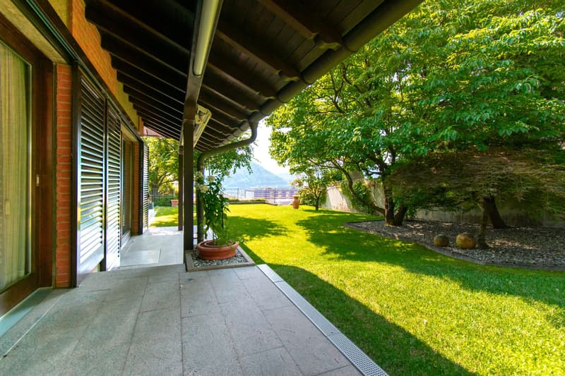 VILLA DAI VOLUMI RICERCATI E CURATO GIARDINO (10)