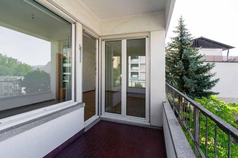 COMODO BILOCALE CON BALCONE E VISTA APERTA (6)