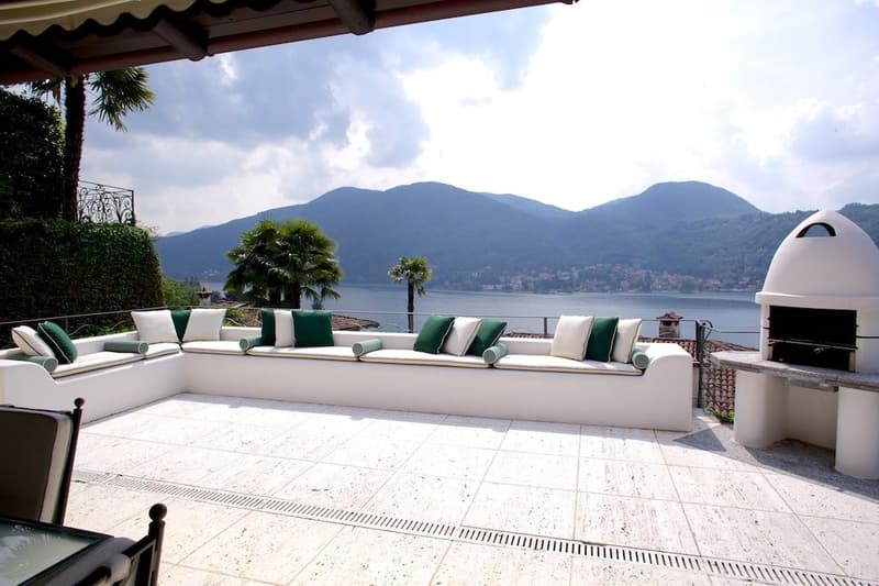 AFFASCINANTE VILLA CON PISCINA INTERNA E IMPAREGGIABILE VISTA LAGO (3)