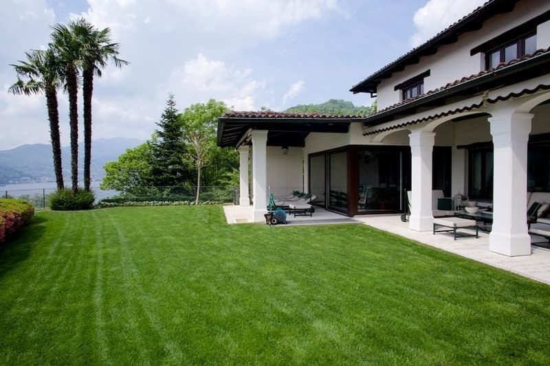 AFFASCINANTE VILLA CON PISCINA INTERNA E IMPAREGGIABILE VISTA LAGO (4)
