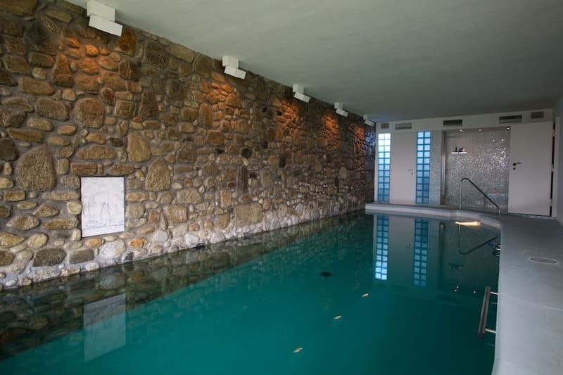 AFFASCINANTE VILLA CON PISCINA INTERNA E IMPAREGGIABILE VISTA LAGO (11)