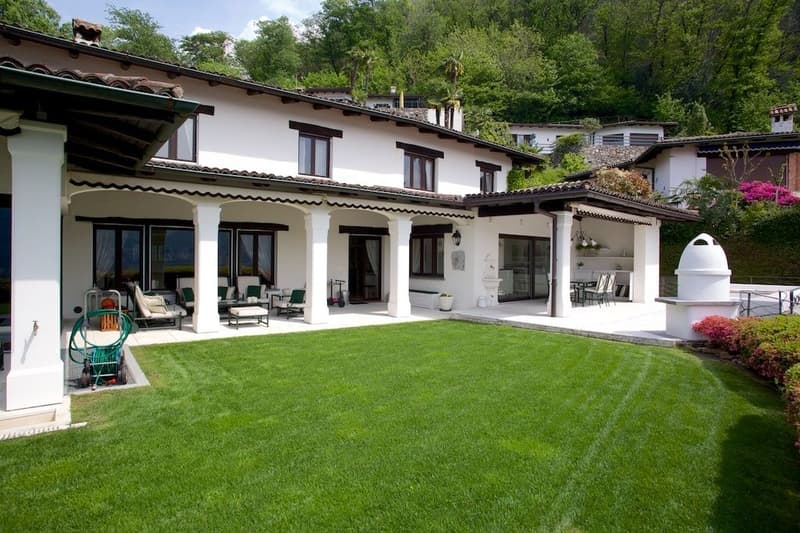 AFFASCINANTE VILLA CON PISCINA INTERNA E IMPAREGGIABILE VISTA LAGO (1)