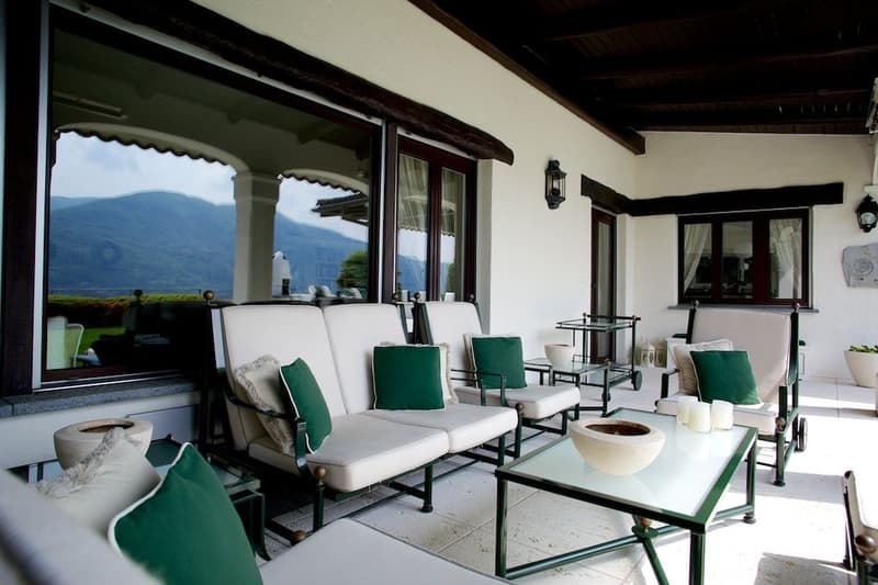 AFFASCINANTE VILLA CON PISCINA INTERNA E IMPAREGGIABILE VISTA LAGO (6)