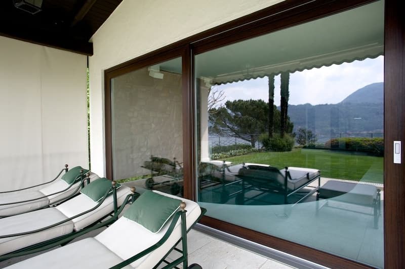 AFFASCINANTE VILLA CON PISCINA INTERNA E IMPAREGGIABILE VISTA LAGO (5)